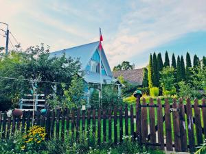 dom z ogrodzeniem przed ogrodem w obiekcie MorzeLas niebieski domek w Białowieży