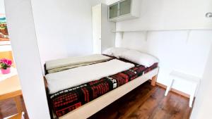 a small room with a table and a bed at SIMON Haus KMB Seeappartement am Ossiacher See, Hallenbad, Skiarena Gerlitzen in Tschöran