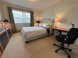 Un pat sau paturi într-o cameră la Vancouver Richmond Villa 33