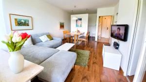 a living room with a couch and a table at SIMON Haus KMB Seeappartement am Ossiacher See, Hallenbad, Skiarena Gerlitzen in Tschöran