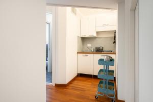 a kitchen with a cart in the middle of a room at B&B Quattro Cantoni in Siena