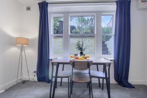 ein Esszimmer mit Tisch und Stühlen und einem Fenster in der Unterkunft Modern Serviced Apartments Steps From Gloucester Quays in Gloucester + 86 Fotos