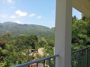 キャンディにあるKandy Golden Breezeの山の景色を望むバルコニー