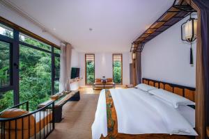 张家界Zhangjiajie Rock language art hotel-Free pick up service的一间配有大床和大窗户的卧室