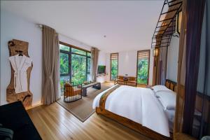 张家界Zhangjiajie Rock language art hotel-Free pick up service的一间带大床和大窗户的卧室 更多37张照片