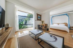 张家界Zhangjiajie Rock language art hotel-Free pick up service的一间带床和大窗户的卧室