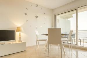 Un televizor și/sau centru de divertisment la Beautiful Apartment Near Monaco