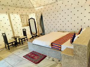 Voodi või voodid majutusasutuse Desert Mannat Camping Jaisalmer toas
