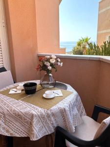a table with a vase of flowers on it at Veliero en Costa Sol M13 in Costa Del Silencio