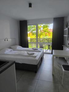ein Hotelzimmer mit zwei Betten und Balkon in der Unterkunft Sea Power Horyzont in Jastrzębia Góra