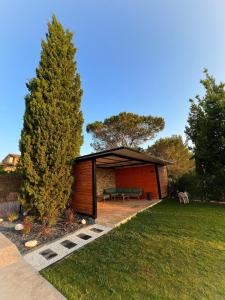 a shed with a bench in a yard at Le Moulin in Aix-en-Provence