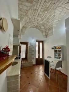 a kitchen with a table and chairs in a room at La Casa della Pizzica in Ostuni