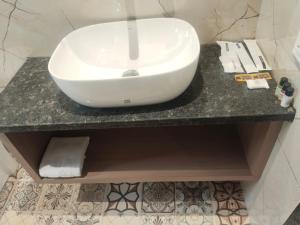 加姆布The Golden Valley Hotel and Resorts的浴室柜台上的白色水槽 更多10张照片