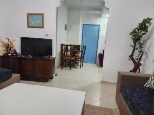 Μια τηλεόραση ή/και κέντρο ψυχαγωγίας στο Appartement familiale près de la mer