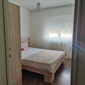 un dormitorio con una cama y una ventana en Oki NP, en Novi Pazar 11 fotos más