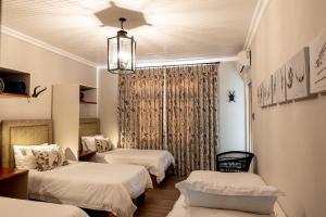 a room with two beds and a chandelier at Kareestomp in Aberdeen