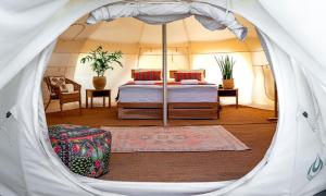 Postel nebo postele na pokoji v ubytování חאן מחצבת הגבס - Glamping Gypsum Quarry + 24 fotografií