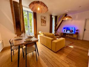 a living room with a couch and a table at Appartement T2 Méditerranéen in Narbonne