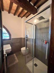 Et badeværelse på PoloTuristicoUmbria Residence al Lago con Piscina + 20 billeder