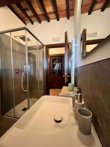 Et badeværelse på PoloTuristicoUmbria Residence al Lago con Piscina