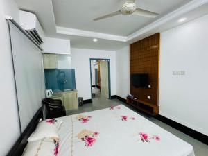 ein Schlafzimmer mit Bett und Deckenventilator in der Unterkunft taman hotel in Bāipāil