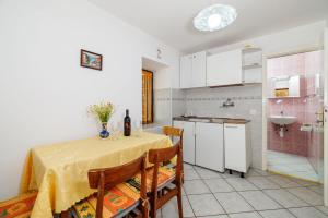 Kuchyň nebo kuchyňský kout v ubytování Apartments Jug + 80 fotografií