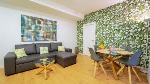 a living room with a couch and a table at DreamStay - Trinidad Apartamento in Granada