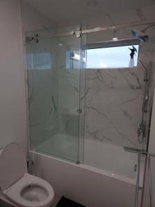 バンクーバーにあるvistaeast 2-Bed Townhouse Rupert stのシャワーとトイレ付きのバスルーム