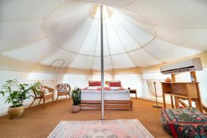 Postel nebo postele na pokoji v ubytování חאן מחצבת הגבס - Glamping Gypsum Quarry