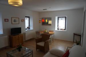 a living room with a couch and a table at Ferienwohnung Udenheim in Udenheim