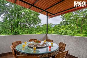 Una mesa con un bol de fruta encima. en StayVista at Casa Tino with Bonfire, Lawn, en Karjat
