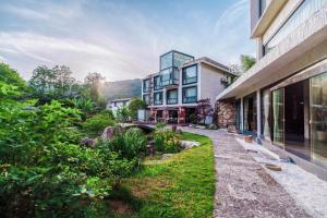张家界Zhangjiajie Rock language art hotel-Free pick up service的一座房子,旁边是一座花园