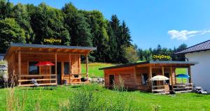 UnteraichwaldDingDong的两座木屋，顶上有遮阳伞