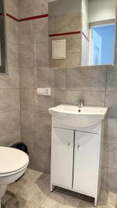 Un baño con un lavabo blanco y un inodoro. en Piaskowa Stay by LibertaRent, en Wałbrzych
