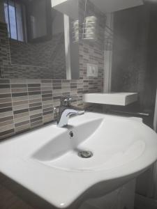 Pratola PelignaにあるCasa vacanza da Anna 2の鏡付きの浴室の白い洗面台