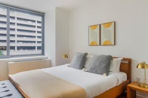 纽约Blueground Long Island City pool nr Gantry Plaza NYC-1844的一间带大床的卧室，带窗户 更多36张照片