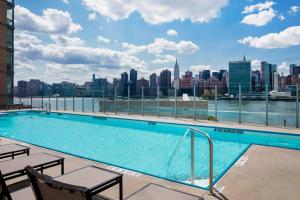 纽约Blueground Long Island City pool nr Gantry Plaza NYC-1844的享有城市景致的大型游泳池