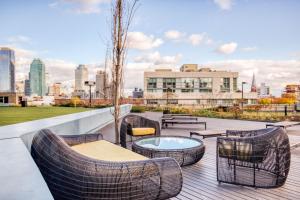 纽约Blueground Long Island City pool nr Gantry Plaza NYC-1844的带家具的屋顶露台,享有城市美景