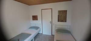 a hospital room with two beds and a door at Reihenhaus bei Nürnberg in Petersaurach