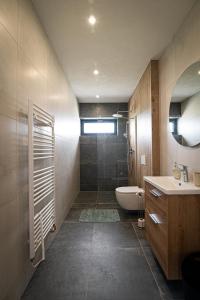 Un baño con bañera, inodoro y lavabo. en Sunset Villa Mara, en Liptovský Trnovec 39 fotos más