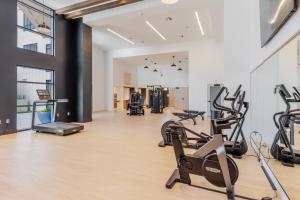 ein Fitnessstudio mit Laufbändern und Cardiogeräten in einem Gebäude in der Unterkunft Blueground Pleasant Hill balcony nr Park SFO-1906 in San Francisco