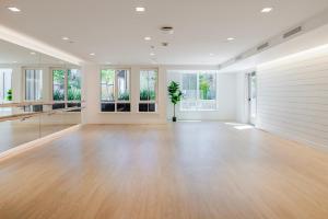 ein großes leeres Zimmer mit Holzböden und Fenstern in der Unterkunft Blueground Pleasant Hill balcony nr Park SFO-1906 in San Francisco + 31 Fotos