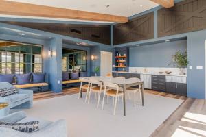 ein Esszimmer mit blauen Wänden sowie einem Tisch und Stühlen in der Unterkunft Blueground Pleasant Hill balcony nr Park SFO-1906 in San Francisco