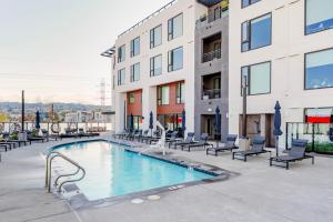 Blueground Ingold - Milldale pool nr Bayfront Park SFO-1897 في سان فرانسيسكو: حمام سباحة مع كراسي ومبنى