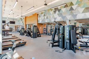 Blueground Ingold - Milldale pool nr Bayfront Park SFO-1897 في سان فرانسيسكو: صالة ألعاب رياضية مع معدات للقلب وأجهزة جري في مبنى