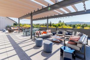 an outdoor patio with couches and tables at Blueground Pleasant Hill view nr Mount Diablo SFO-1907 in San Francisco