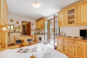 Η κουζίνα ή μικρή κουζίνα στο Relax In Pineta - Happy Rentals +18 φωτογραφίες