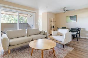 TV a/nebo společenská místnost v ubytování Blueground Pruneyard Dry Creek pool nr Park SFO-1891