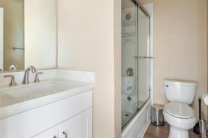 Koupelna v ubytování Blueground Pruneyard Dry Creek pool nr Park SFO-1891 + 25 fotografií