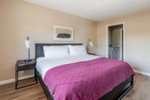 Postel nebo postele na pokoji v ubytování Blueground Pruneyard Dry Creek pool nr Park SFO-1891